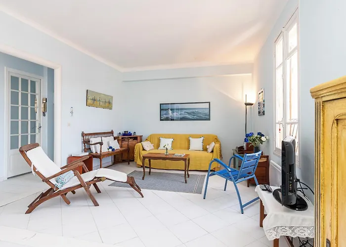 Extraordinary View On Port And Castle Hill - 1 Bdr & Parking