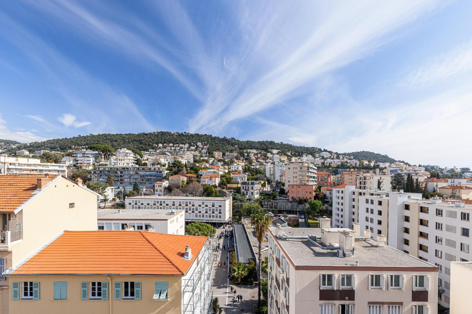 Apartment Extraordinary View On Port And Castle Hill - 1 Bdr & Parking *