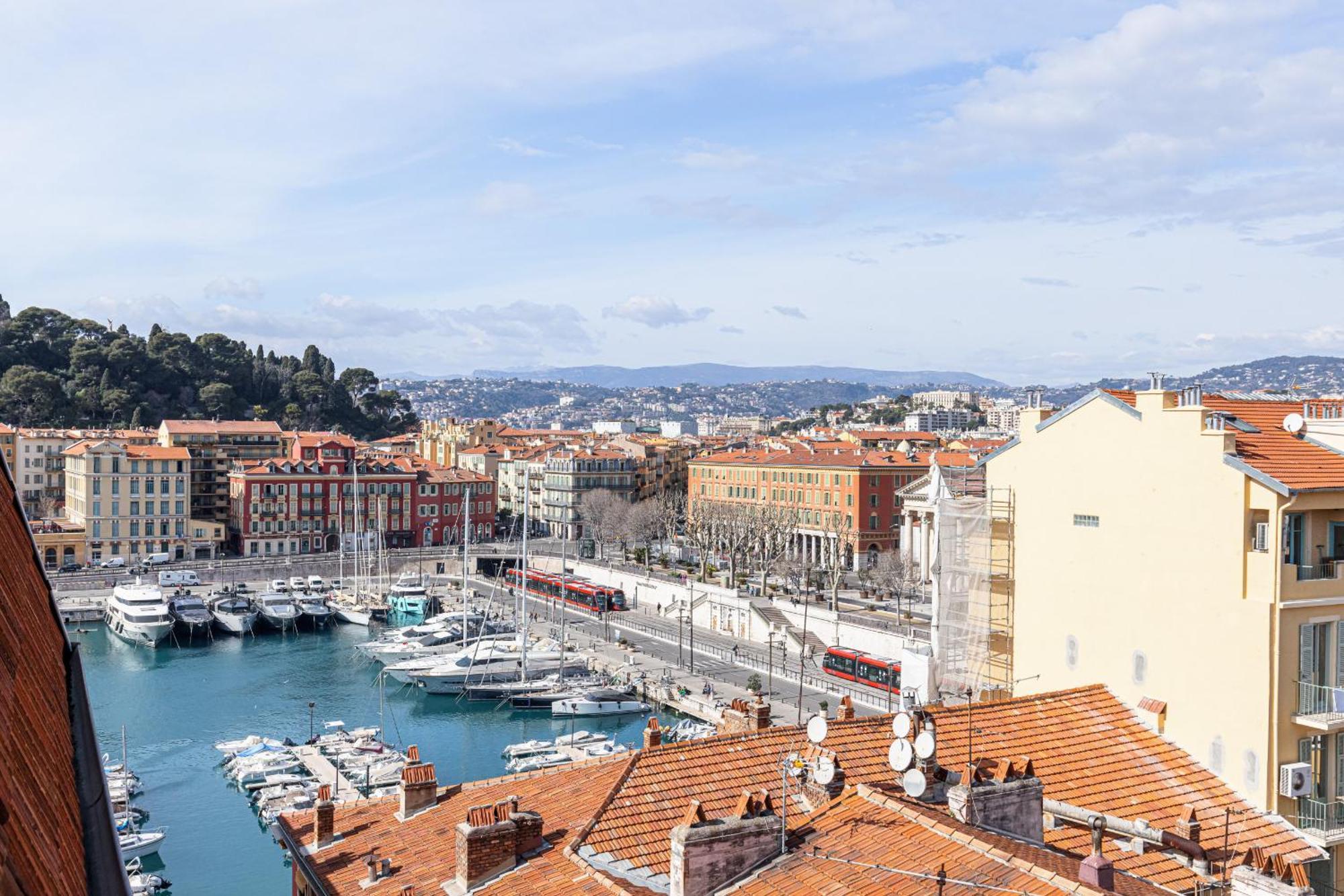 Apartment Extraordinary View On Port And Castle Hill - 1 Bdr & Parking *
